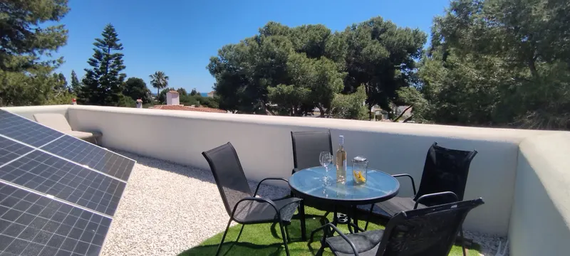 Dachterrasse: Bistrotisch mit Meer- und Kiefernblick