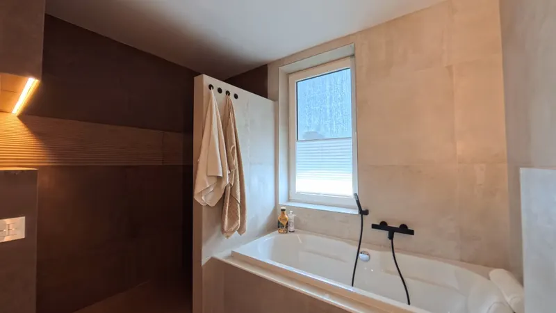 Master-Suite-Bad: Freistehende Wanne & begehbare Dusche