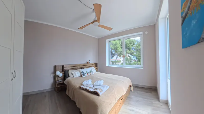 Master-Suite: King-Size-Bett, Polster-Kopfteil & Ankleide
