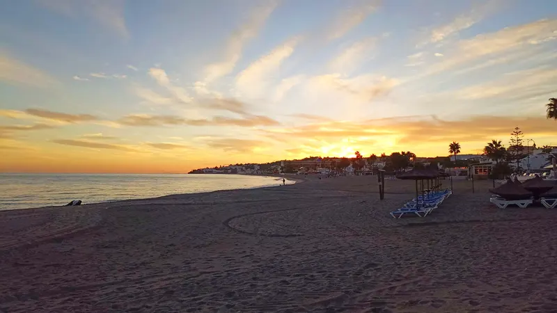 Strand von La Cala de Mijas: Feinsand in 7 Gehminuten