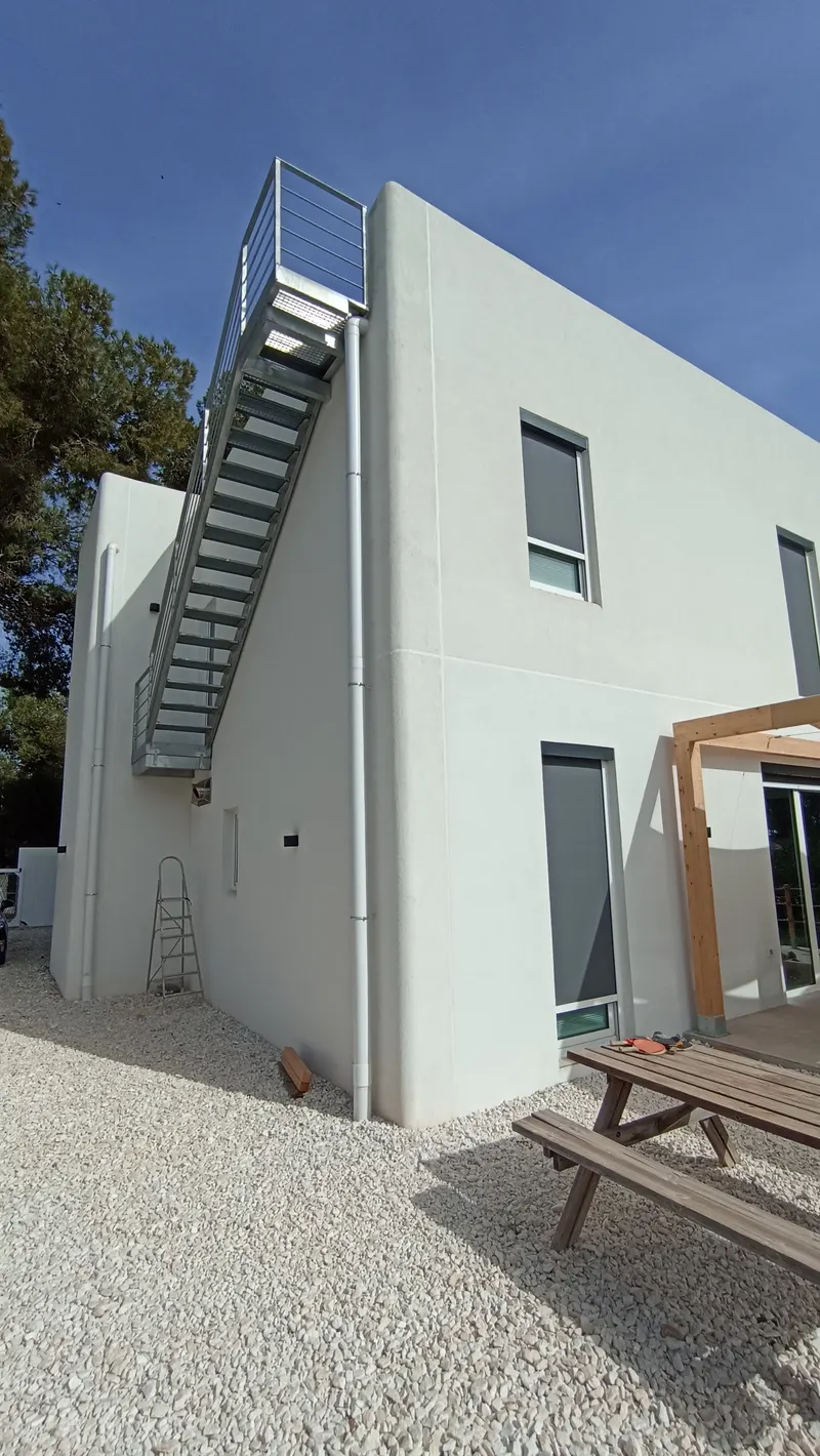 White Gravel Patio, Picnic Table & Rooftop Staircase