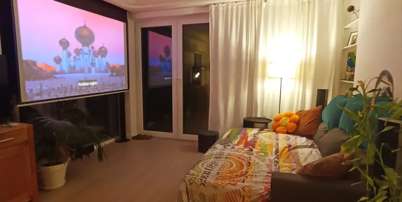 Heimkino in Aktion: Große Leinwand bei Nacht