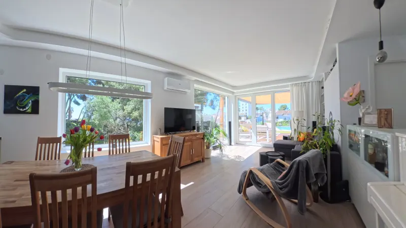 Hauptwohnzimmer mit Heimkinoprojektor