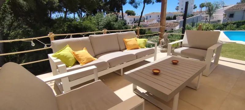 Außenessbereich auf der Veranda mit Grill